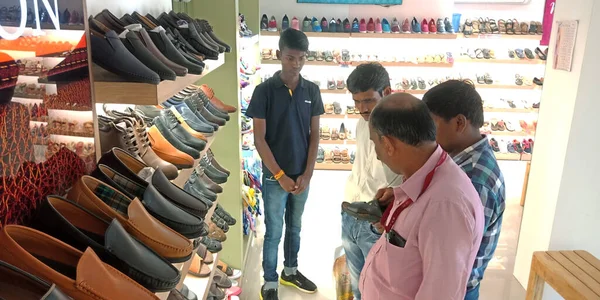 Stri Katni Hindistan Eylül 2019 Hintli Müşteriler Ayakkabı Galerisinden Ayakkabı — Stok fotoğraf