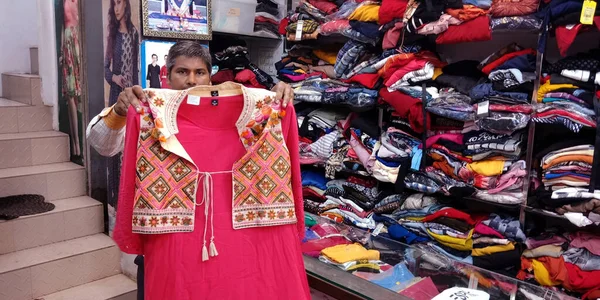 District Katni India Wrzesień 2019 Hinduski Sprzedawca Prezentujący Sukienki Dziewczęce — Zdjęcie stockowe
