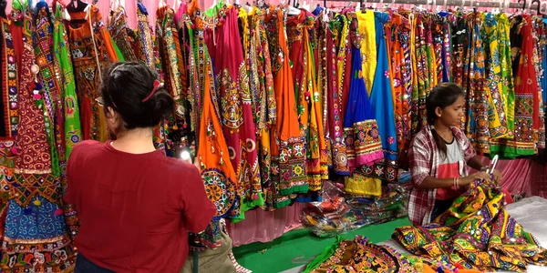 District Katni India 2019 Asiatka Nakupující Žurnalistiku Tradičního Obchodu Oblečením — Stock fotografie