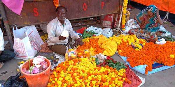 District Katni India Szeptember 2019 Egy Indiai Eladó Bemutató Körömvirág — Stock Fotó