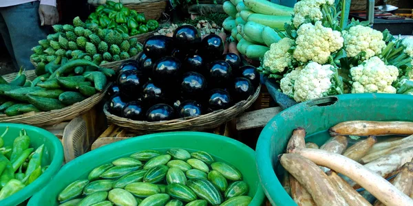 DİSTRİK KATNI, INDIA - 13 Ekim 2019: Asya caddesindeki sebze pazarında taze sebze sebze sebzelerinde tutulan market.