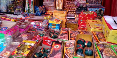 DISTRICT KATNI, INDIA - 15 Ekim 2019: Hint geleneği Diwali festivali sırasında Hintli köy pazarında Asyalı köylü satıcılar tarafından renkli krakerler sergilendi.