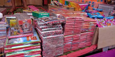 DISTRICT KATNI, INDIA - 15 Ekim 2019: Hindu geleneği sırasında Hint sokak pazarında Diwali festivali sırasında Asyalı satıcı tarafından sunulan kırmızı renkli krakerler.