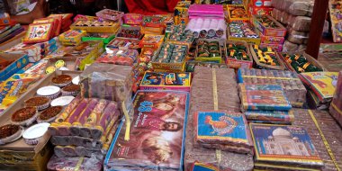 DISTRICT KATNI, INDIA - 15 Ekim 2019: Hindu geleneği Diwali festivali sırasında Hint sokak pazarında Asyalı satıcılar tarafından satışa sunulan renkli krakerler ve Sparkler.