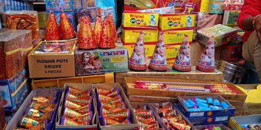 DISTRICT KATNI, INDIA - 15 Ekim 2019: Hint sokak pazarında Hint geleneği Diwali festivali sırasında renkli krakerler satışa sunuldu.
