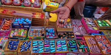 DISTRICT KATNI, INDIA - 15 Ekim 2019: Geleneksel pazar festivalinde müşteriye Diwali Krakerleri sunan Hintli bir köy esnafı.