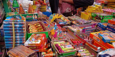 DISTRICT KATNI, INDIA - 15 Ekim 2019: Hindistan sokak pazarında Hint geleneği Diwali festivali sırasında Asya satışı için güzel krakerler sergilendi.