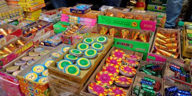 DISTRICT KATNI, INDIA - 15 Ekim 2019: Hindu geleneği Diwali festivali sırasında Hint sokak pazarında sattığı için Asyalı satıcı tarafından Chakri olarak adlandırılan renkli krakerler.