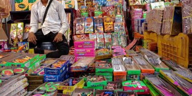 DISTRICT KATNI, INDIA - 15 Ekim 2019: Hint sokak pazarında Hint geleneği Diwali festivali sırasında Asyalı krakerler tarafından satışa sunuldu.