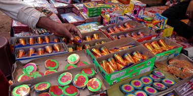 DISTRICT KATNI, INDIA - 15 Ekim 2019: Hint sokak pazarında Hint geleneği Diwali festivali sırasında Asyalı krakerlerin satışa sunduğu renkli krakerler.