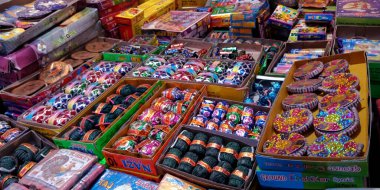 DISTRICT KATNI, INDIA - 15 Ekim 2019: Hindistan sokak pazarında Hint geleneği Diwali festivali sırasında Asyalı satıcılar tarafından satışa sunulan bomba krakerleri.