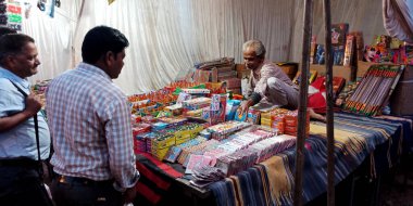 DISTRICT KATNI, INDIA - 15 Ekim 2019: Geleneksel pazarda Dussehra Festivali sırasında Hint köylü bir adam Diwali Krakerleri satın alıyor.