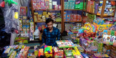 DISTRICT KATNI, INDIA - 15 Ekim 2019: Geleneksel pazarda dussehra festivali sırasında müşteriye Diwali Crackers satan bir Hintli köylü erkek esnaf.