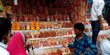 DISTRICT KATNI, INDIA - 19 Ekim 2019: Hint dini lordu Ganesha heykeli Hindu diwali festivali sırasında sokak pazarında satışa sunuldu.