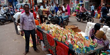 DISTRICT KATNI, INDIA - 19 Ekim 2019: Toprak satan Asya köyü erkek satıcısı Hindu geleneksel diwali festivali için yerel sokak şehir pazarında heykel sanatı yaptı.