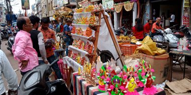 DISTRICT KATNI, INDIA - 19 Ekim 2019: Toprak, Hint diwali festivali sırasında sokak pazarında satılık Ganesha heykeli sanatı yaptı.