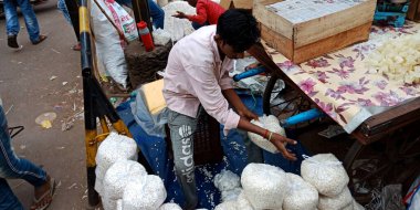 DISTRICT KATNI, INDIA - 19 Ekim 2019: Hindu geleneksel diwali festivali sırasında yerel sokak şehir pazarında dini tanrılar sunan Asyalı fakir çocuk.