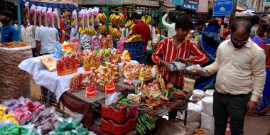 DISTRICT KATNI, INDIA - 19 Ekim 2019: Hindu geleneksel diwali festivali sırasında yerel sokak şehir pazarında Lord Ganesha heykeli satan Asyalı fakir erkek satıcı.