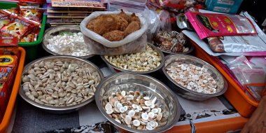 DISTRICT KATNI, INDIA - 19 Ekim 2019: Hindu geleneksel diwali festivali sırasında yerel sokak şehir pazarında dini ürünler satan Asya satıcısı.