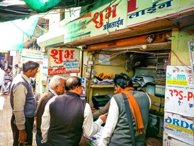 DISTRICT KATNI, INDIA - 06 Aralık 2019: Hindistan Hükümeti MPONLINE merkezine kayıt için köy kalabalığı.