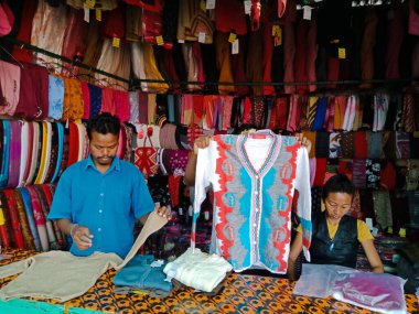 DISTRICT KATNI, INDIA - ARALIK 06, 2019: Nepalliler yerel şehir Çarşısı 'nda kış sezonu moda giysileri satıyorlar.