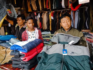 DISTRICT KATNI, INDIA - ARALIK 06, 2019: Nepalliler, yerel şehir Çarşısı 'nda kış sezonu moda giysileri satan satıcılar.