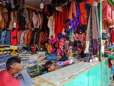 DISTRICT KATNI, INDIA - ARALIK 06, 2019: Nepalliler yerel sokak pazarında kış sezonu moda kıyafetlerini sunuyorlar.