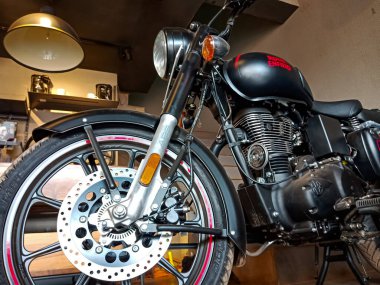 DISTRICT KATNI, INDIA - HAZİRAN 07, 2020: Hindistan otomobil galerisinde satışa sunulan Royal Enfield son model tanıtımı.