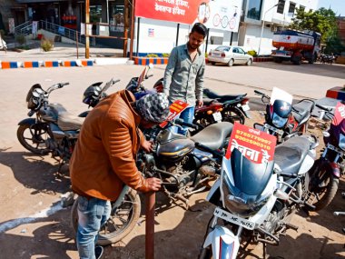 DISTRICT KATNI, INDIA - 29 HAZİRAN 2020: İndiana köyünde satışta ikinci el motosiklet almak isteyen bir adam.