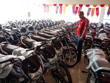 DISTRICT KATNI, INDIA - 29 HAZİRAN 2020: Asyalı bir satıcı Hero otomobil motorsiklet kazasında son model spor bisikleti sergiliyor.