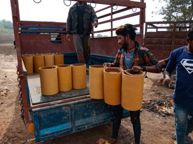 DISTRICT KATNI, INDIA - 29 HAZİRAN 2020: Hint köylüleri Drum 'u açık alan ortamında yol ulaşımı için yaptılar.