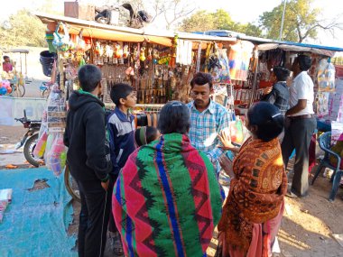 DISTRICT KATNI, Hindistan - Şubat 02, 2020: Hint fakirleri festival sezonunda yerel pazar festivalinde kalabalık.