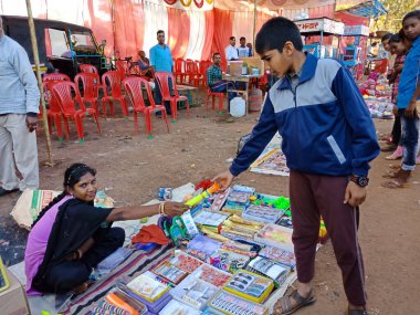 DISTRICT KATNI, INDIA - Şubat 02, 2020: Asyalı fakir çocuklar festival sezonunda yerel pazardan oyuncak alıyorlar.