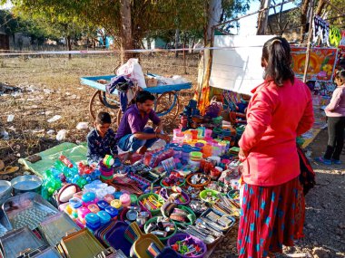 DISTRICT KATNI, Hindistan - Şubat 02, 2020: Yerel Pazar Festivali 'nde festival sezonu boyunca oyuncak dükkanında duran Hintli küçük kız.