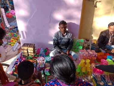 DISTRICT KATNI, INDIA - Şubat 02, 2020: Hint bayanları festival sezonunda yerel pazarda kalabalık.