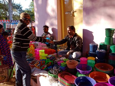 DISTRICT KATNI, INDIA - ŞUBAT 02, 2020: Hintli fakirler festival sezonunda yerel pazar festivalinde çatal bıçak takımı alıyorlar.