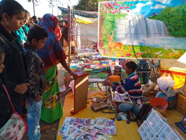 DISTRICT KATNI, Hindistan - Şubat 02, 2020: Asyalı fakirler festival sezonunda yerel pazar festivalinde kalabalık.