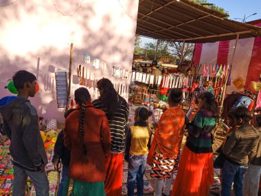 DISTRICT KATNI, Hindistan - Şubat 02, 2020: Asyalı fakirler festival sezonunda yerel pazar festivalinde kalabalık.