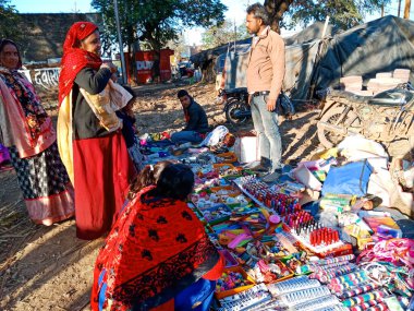 DISTRICT KATNI, INDIA - Şubat 02, 2020: Hint fakir kadınlar festival sezonu festivalinde yerel pazarda kalabalık.