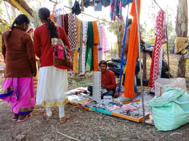 DISTRICT KATNI, INDIA - ŞUBAT 02, 2020: Hint köyü kadınları festival sezonunda yerel pazarda kalabalık.