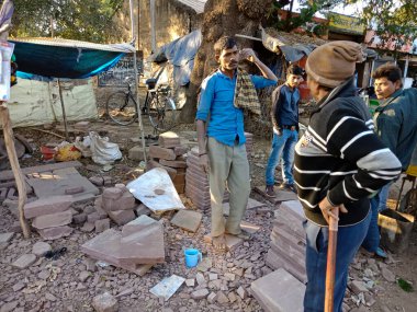 DISTRICT KATNI, INDIA - Şubat 02, 2020: Hint köylüleri yol üzerindeki sokak pazarında taş satıyorlar.