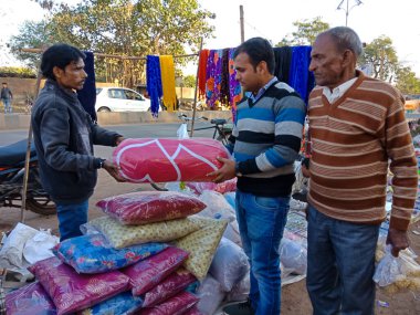 DISTRICT KATNI, INDIA - ŞUBAT 02, 2020: Hintliler festival sezonunda çarşıdan yatak yastığı satın alıyorlar.