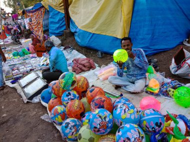 DISTRICT KATNI, INDIA - ŞUBAT 02, 2020: Hint köylüleri Hindistan festivalinin geleneksel yaz sezonunda sokak fakir pazarında hava topu balonu satıyorlar.