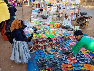 DISTRICT KATNI, INDIA - ŞUBAT 02, 2020: Hint fakir çocuklar festival sezonunda yerel pazarda ayakkabı mağazalarında kalabalık.