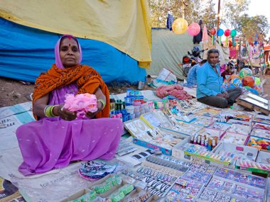 DISTRICT KATNI, INDIA - ŞUBAT 02, 2020: Hint köyü kadını Hindu geleneksel festival yaz sezonunda sokak fakir pazarında oyuncak araba sunuyor.