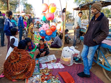 DISTRICT KATNI, INDIA - ŞUBAT 02, 2020: Hint fakirleri festival sezonunda yerel pazarda kalabalık.