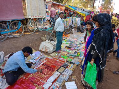 DISTRICT KATNI, INDIA - ŞUBAT 02, 2020: Hint köylüleri Hindu geleneksel festival sezonu boyunca sokak fakir pazarında yapay altın metal ürünleri satıyor.