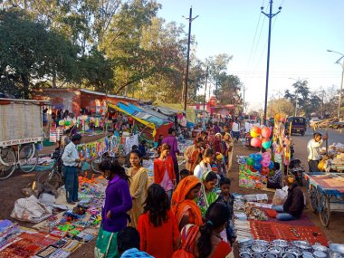 DISTRICT KATNI, Hindistan - ŞUBAT 02, 2020: Hint fakirleri festival sezonunda yerel pazar festivalinde bir araya geldiler.