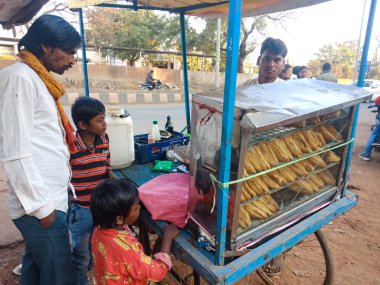 DISTRICT KATNI, INDIA - ŞUBAT 02, 2020: Köydeki pazar festivali sezonunda Hindistanlı fakirler patiler satın alıyorlar.