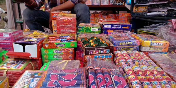 DISTRICT KATNI, INDIA - 15 Ekim 2019: Hindu geleneği sırasında Hint sokak pazarında Diwali festivali sırasında yerel satıcılar tarafından satışa sunulan renkli krakerler.